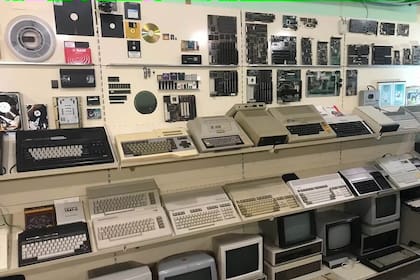 Una vista de la colección de computadoras antiguas del museo de informática de Mariupol, en Ucrania, antes de ser destruido por el bombardeo ruso