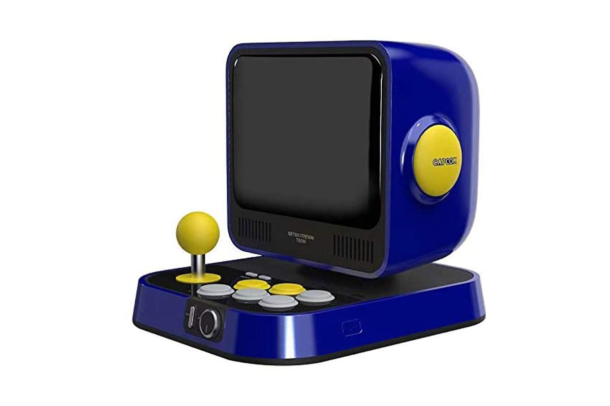 Una vista de la consola mini de Capcom, que reúne cinco títulos de Mega Man junto a otros cinco entregas de Street Fighter