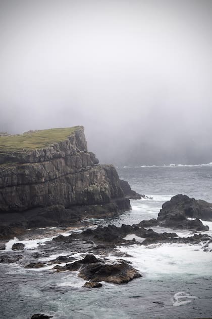Una vista de la escarpada zona costera de Suðuroy, en el Atlántico Norte. La isla está escasamente poblada por las difíciles condiciones de vida en ella: tiene 5000 habitantes.