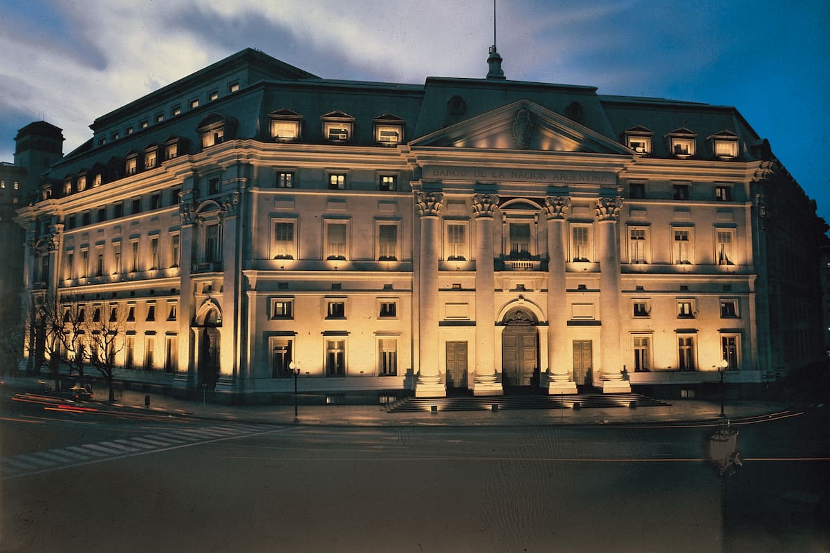 Una vista de la fachada de la casa central del Banco de la Nación Argentina