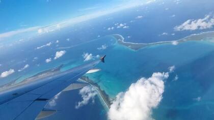 Una vista de la isla, la más meridional del archipiélago de Chagos, desde la ventanilla del avión