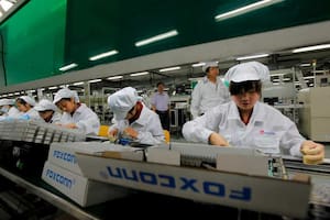 Caos en la mayor fábrica de iPhone del mundo: la cerraron por un brote de Covid con los operarios adentro
