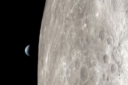 Una vista de la Luna y la Tierra vista desde el video 4K registrado por la sonda espacial Lunar Reconnaissance Orbiter