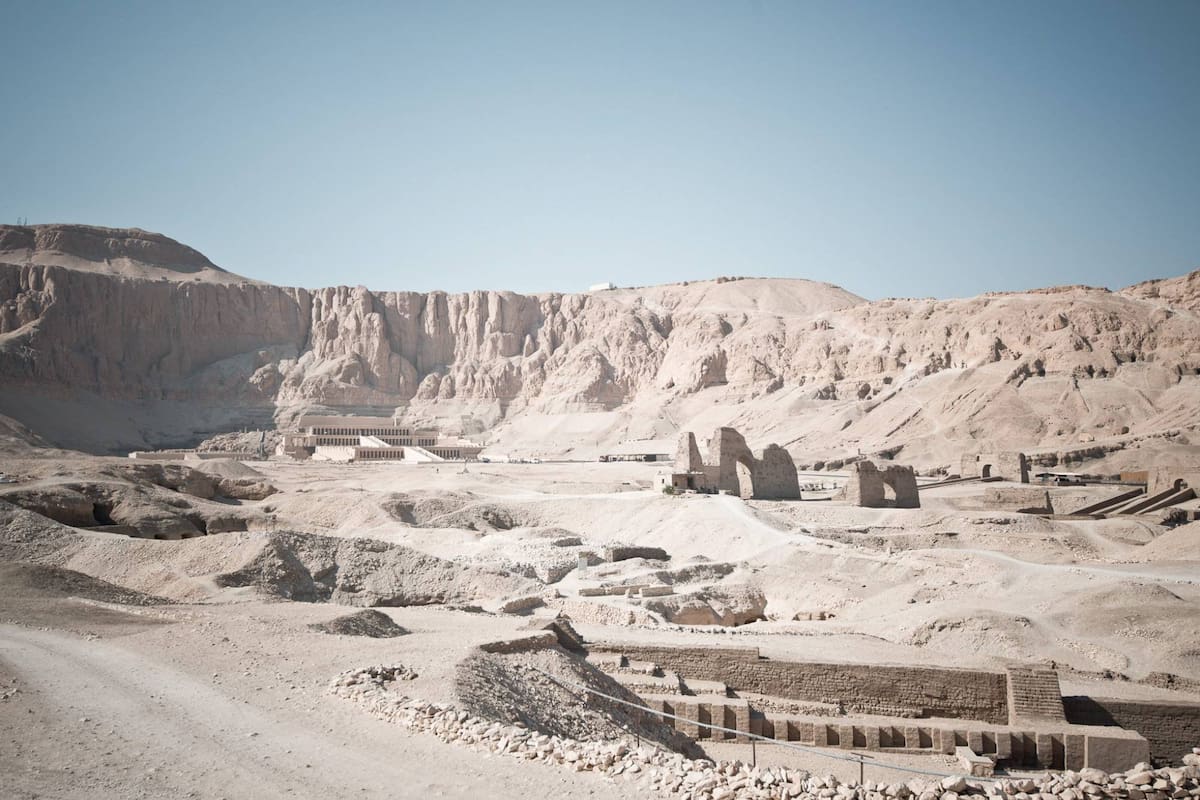 Una vista de la necrópolis de Asis, cerca de la ciudad de Tebas, donde los arqueólogos hallaron restos de cabezas de un animal muy característico del río Nilo