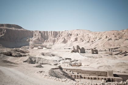 Una vista de la necrópolis de Asis, cerca de la ciudad de Tebas, donde los arqueólogos hallaron restos de cabezas de un animal muy característico del río Nilo