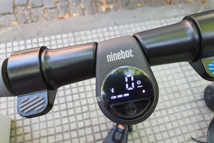 Una vista de la pantalla de estado junto al botón de encendido que permite realizar ajustes básicos. En los laterales se encuentra el acelerador y el freno