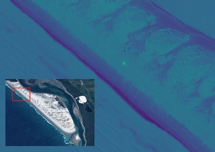 Una vista de la playa australiana con una imagen satelital convencional, y con la que logra detectar la presencia de plástico