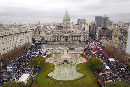 Una vista de la Plaza del Congreso con los manifestantes