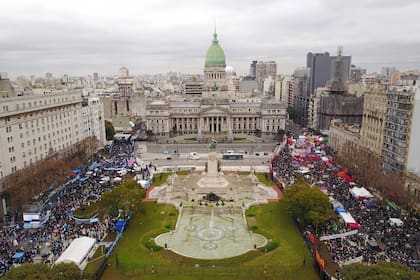 Una vista de la Plaza del Congreso con los manifestantes