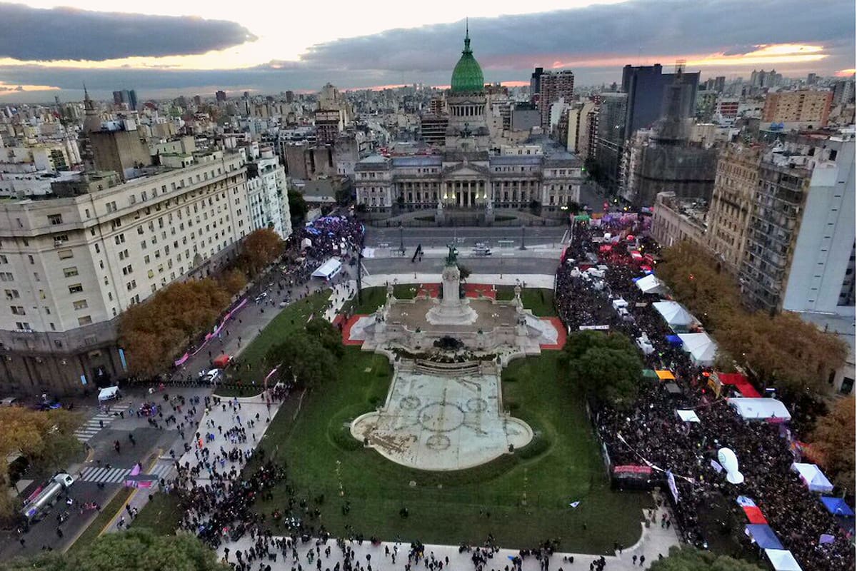 Una vista de la Plaza del Congreso ya caída la tarde