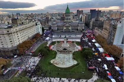 Una vista de la Plaza del Congreso ya caída la tarde