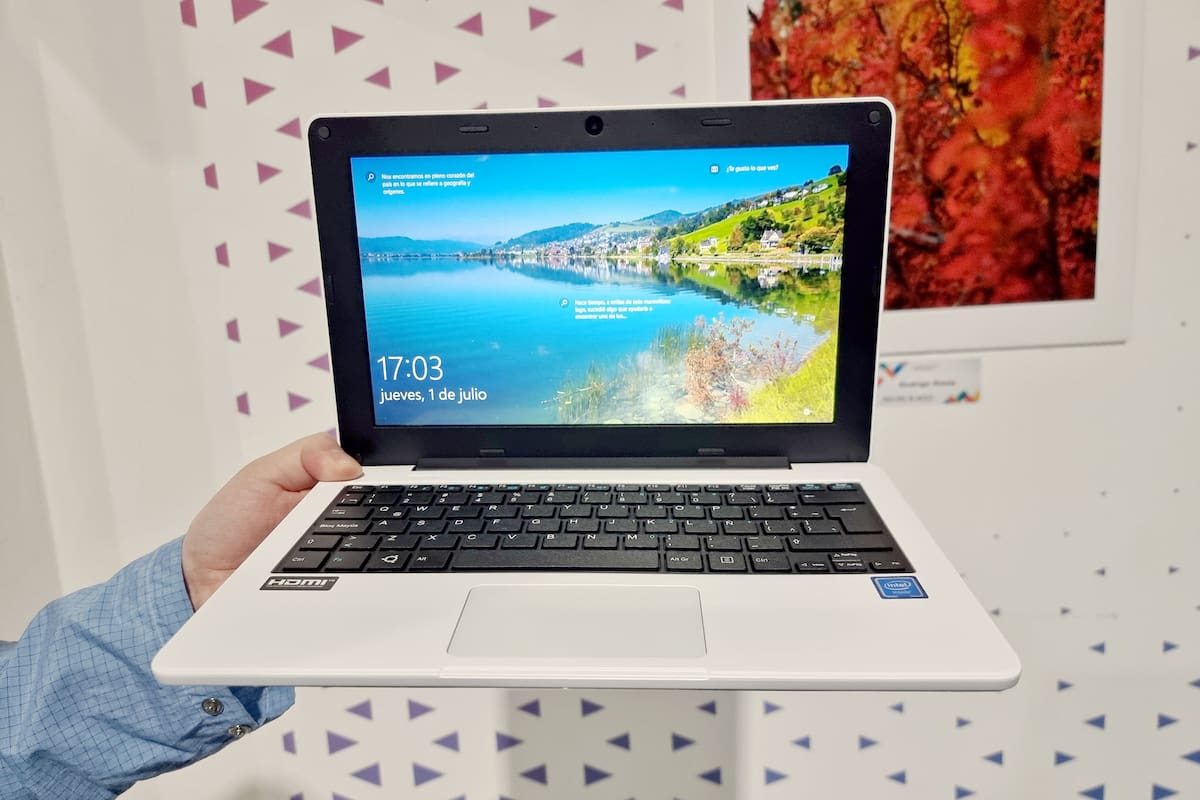 Una vista de la primera netbook de referencia del Plan Juana Manso desde la línea de producción de Newsan en Ushuaia, Tierra del Fuego