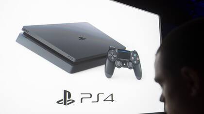 Una vista de la renovada consola PlayStation 4, más delgada e idéntica a la original en su configuración técnica