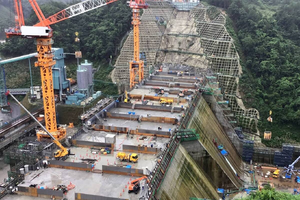 Una vista de la represa que construye la firma Obayashi con robots y sistemas automatizados en la prefectura de Mie, Japón