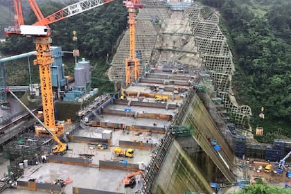 Una vista de la represa que construye la firma Obayashi con robots y sistemas automatizados en la prefectura de Mie, Japón