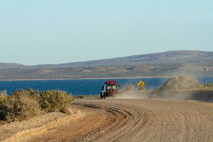 Una vista de la Ruta 1 que bordea el mar argentino.