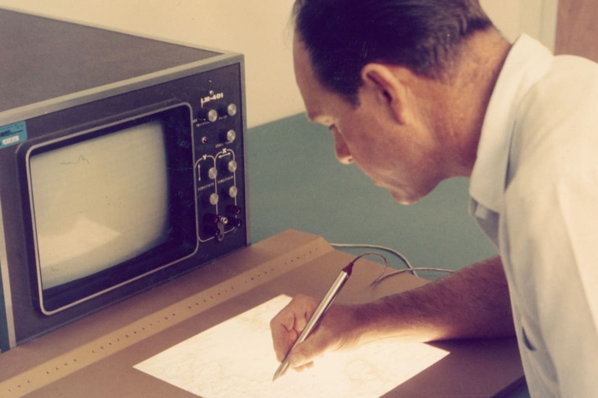 Una vista de la tableta digitalizadora de RAND; creada en la década de 1960, en la que se probó el primer sistema de identificación facial