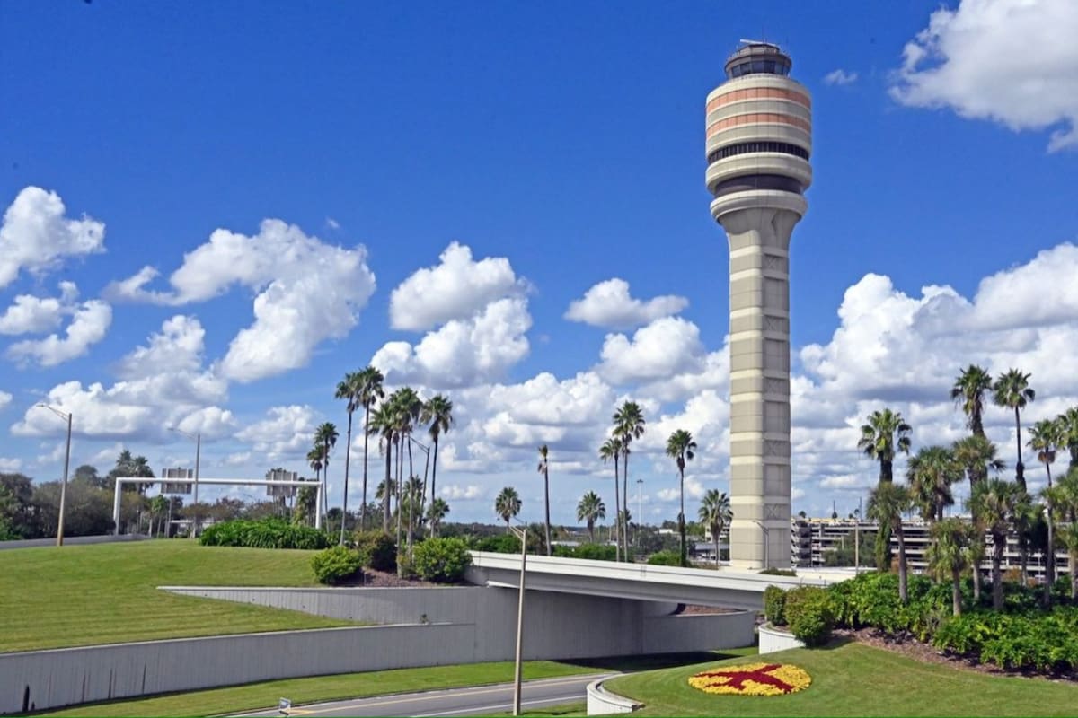 Una vista de la torre de control del Aeropuerto Internacional de Orlando, en Florida
