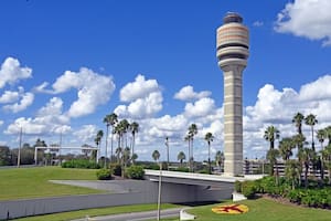Una vista de la torre de control del Aeropuerto Internacional de Orlando, en Florida