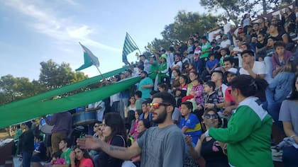 Una vista de la tribuna que ocuparon los hinchas de Deportivo Pinamar