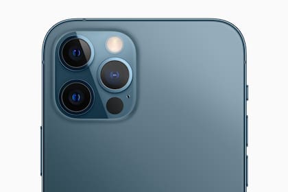 La cámara triple junto al sensor láser LiDAR, una característica propia de los iPhone 12 Pro