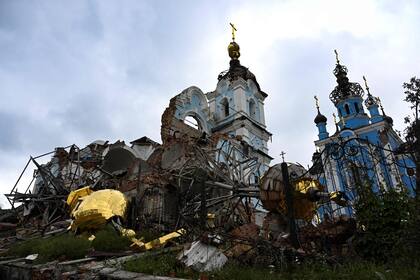 Una vista de las iglesias destruidas en el pueblo de Bohorodychne en Kramatorsk, región de Donetsk, el 13 de septiembre de 2022, en medio de la invasión rusa de Ucrania