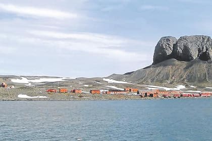 Rumbo al extremo sur: un cargamento de mil libros de la Biblioteca Nacional llegó hoy a la Base Carlini en la Antártida