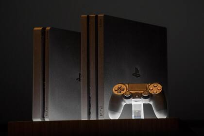Una vista de las versiones Slim y Pro de la PlayStation 4, una consola que tendrá una sucesora que saldrá a la venta en 2020 con soporte 8K y unidades SSD