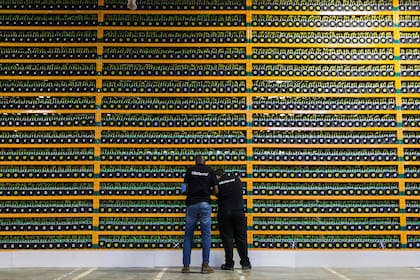 Una vista de los cientos de equipos de minado de Bitfarms en Saint Hyacinthe, Quebec, Canadá