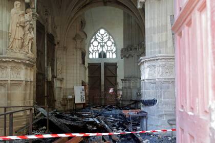 Una vista de los escombros causados ??por un incendio dentro de la Catedral de San Pedro y San Pablo en Nantes, Francia, 18 de julio de 2020.