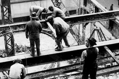 Una vista de los trabajos de demolición que se realizan en el tramo de la calle Corrientes de Esmeralda a Florida para ensancharla en 1936