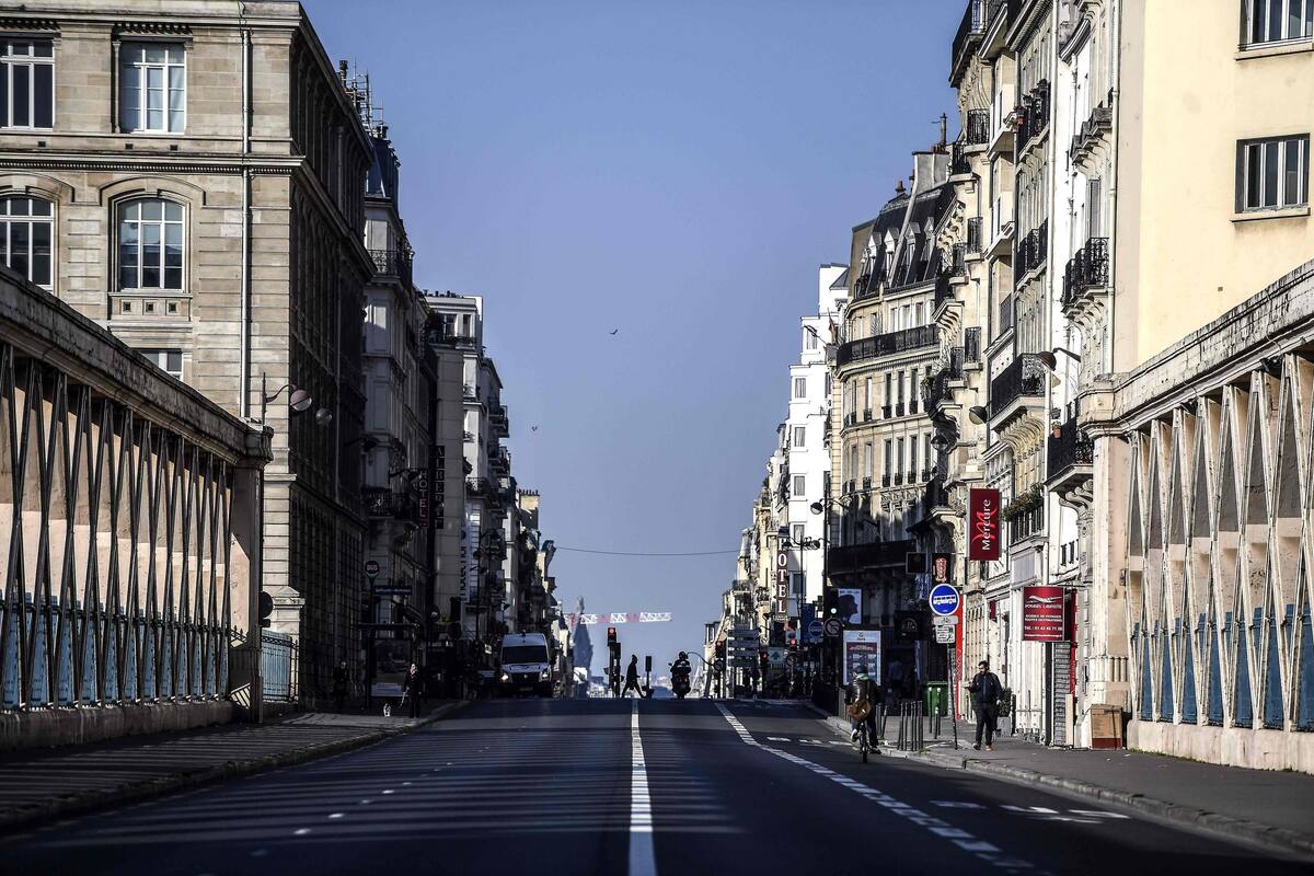 Una vista de París vacía de vehículos