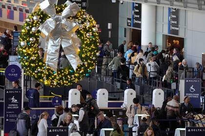 Una vista de personas que se preparan para viajar, en el Aeropuerto Logan de Boston, el 25 de noviembre del 2024. . (AP foto/Steven Senne)
