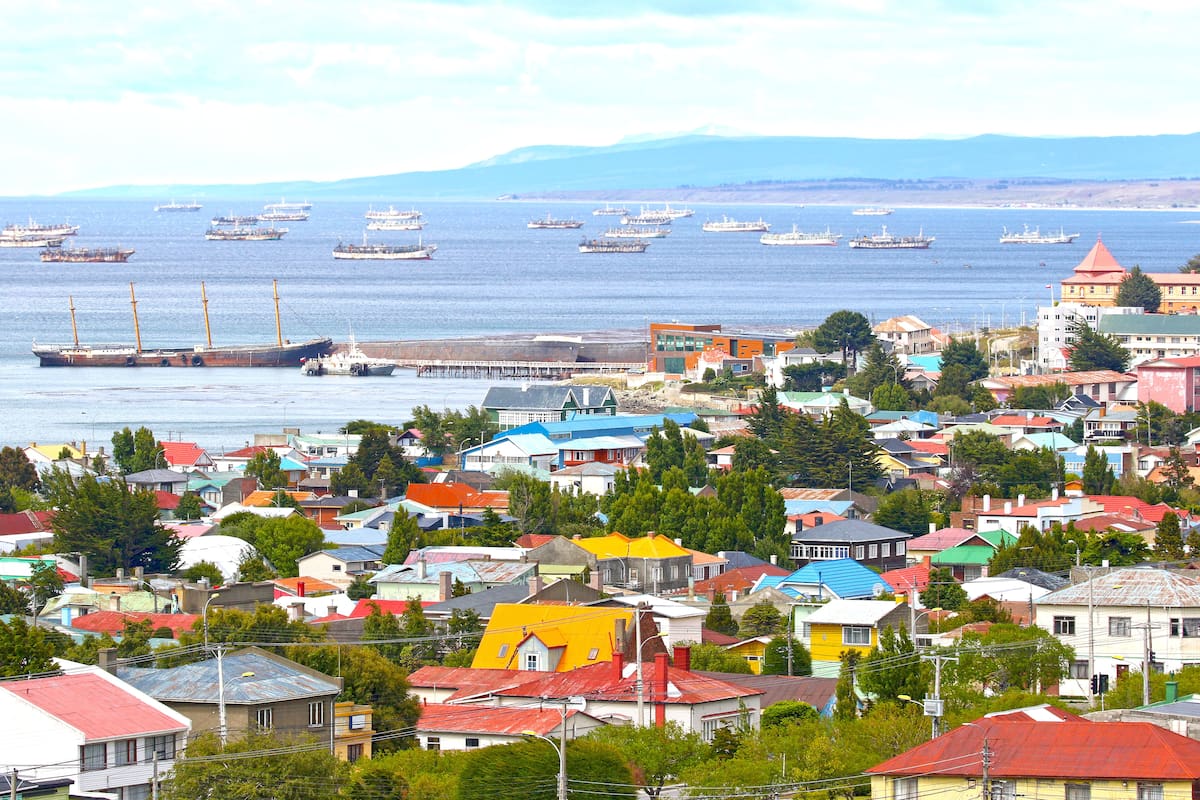 Una vista de Punta Arenas, con el Estrecho de Magallanes detrás.