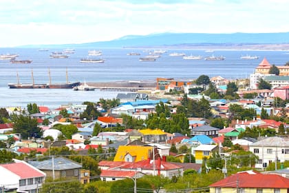 Una vista de Punta Arenas, con el Estrecho de Magallanes detrás.