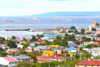 Una vista de Punta Arenas, con el estrecho de Magallanes detrás.