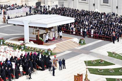 Una vista de San Pedro durante la ceremonia. Al igual que el funeral de Francisco, de un lado de la plaza se ubicó el clero; y del otro, las Casas Reales, funcionarios y demás invitados. A partir de la segunda fila, regía el orden alfabético: desde Andorra a Zambia.