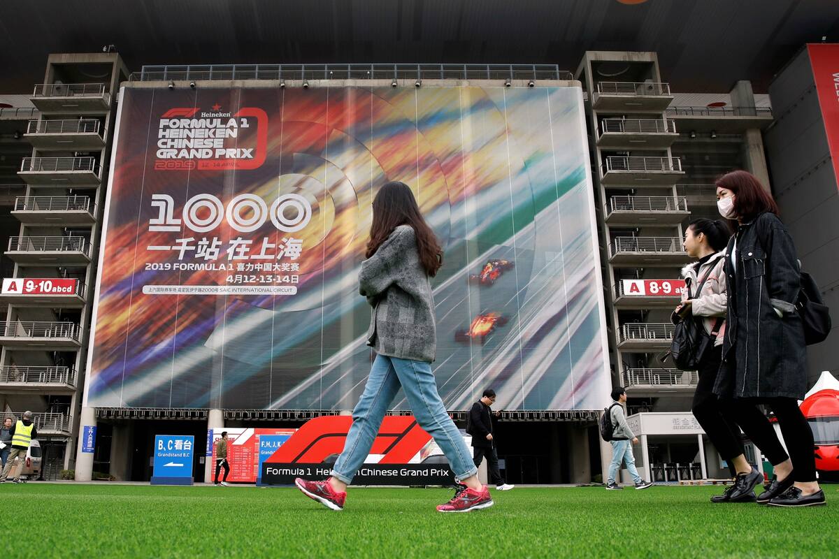 Una vista de Shanghai y el afiche del GP de la Fórmula 1, cancelado por el coronavirus