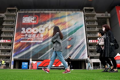 Una vista de Shanghai y el afiche del GP de la Fórmula 1, cancelado por el coronavirus
