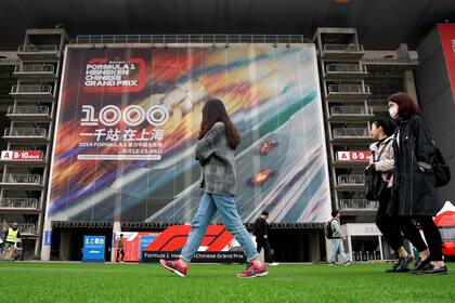 Una vista de Shanghai y el afiche del GP de la Fórmula 1, cancelado por el coronavirus