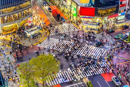 Una vista de Shibuya, el cruce peatonal más populoso del mundo, en Tokio