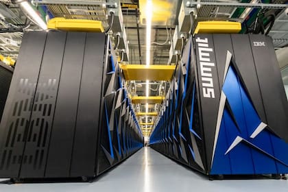 Una vista de Summit, la supercomputadora de IBM que está trabajando en el desarrollo de diversos tratamientos para combatir el coronavirus covid-19