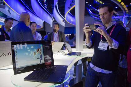 Una vista de una computadora híbrida Lenovo, 2 en 1 como suele denominar Intel a este segmento