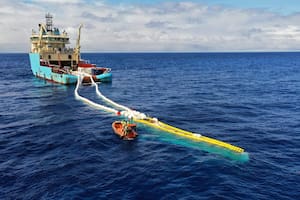 Una vista de una de las embarcaciones utilizadas para arrastrar la enorme red para remover la basura plástica de los mares