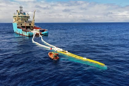 Una vista de una de las embarcaciones utilizadas para arrastrar la enorme red para remover la basura plástica de los mares