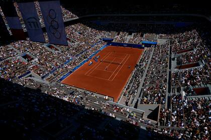 Una vista de uno de los estadios de Roland Garros donde se disputa el tenis en los Juegos Olímpicos, lunes 29 de julio de 2024, París, Francia. (AP Foto/Andy Wong)