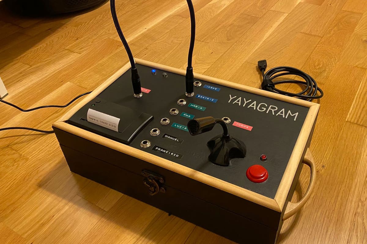 Una vista de Yayagram, el proyecto autodidacta que integra las funciones del chat Telegram en un dispositivo con micrófono, conexiones cableadas, botones y una pequeña impresora