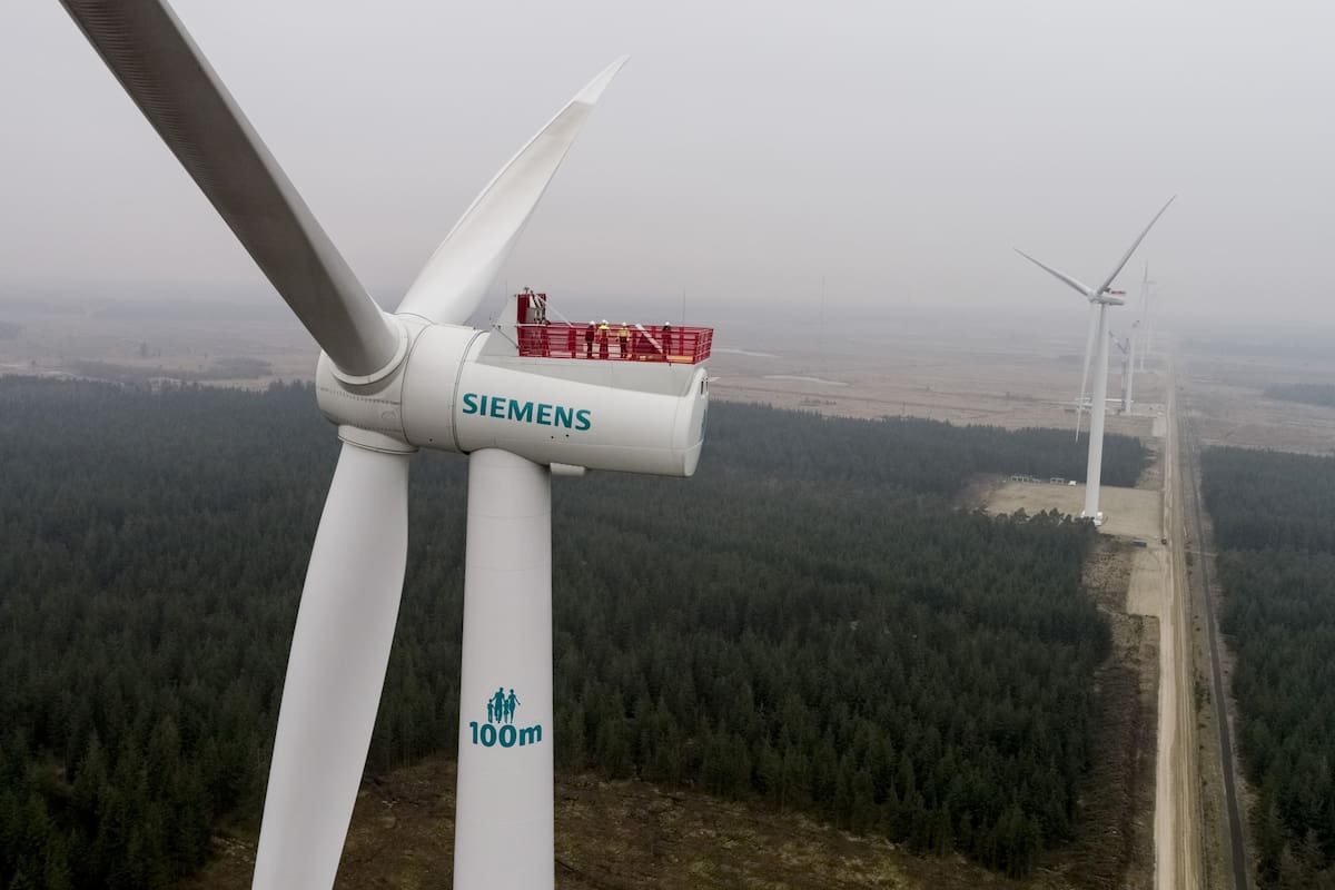 Una vista del aerogenerador desarrollado por Siemens Gamesa. Las palas de rotor están conectadas a la torre a través de una góndola, un gran contenedor del tamaño de un tráiler, con mucho espacio interior para poder caminar