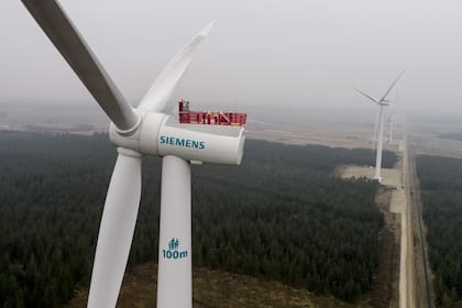 Una vista del aerogenerador desarrollado por Siemens Gamesa. Las palas de rotor están conectadas a la torre a través de una góndola, un gran contenedor del tamaño de un tráiler, con mucho espacio interior para poder caminar