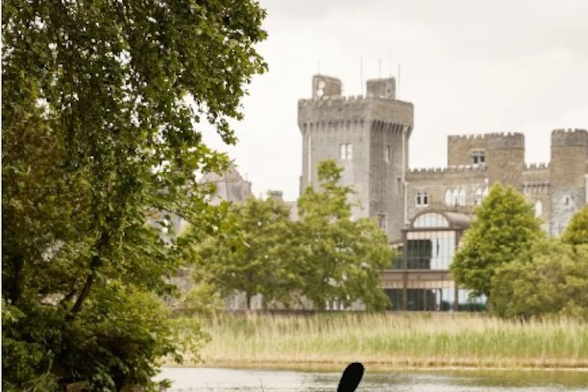 Una vista del Ashford Castle
